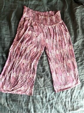 Kate Quinn Smocked Gaucho pants with pockets cropped size L purple floral